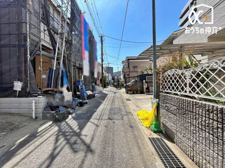 現地外観写真 北側4ｍ公道の様子です。徒歩圏内にスーパー、ホームセンター、コンビニ、病院、公園等揃い生活環境良好な立地です。