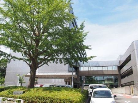 周辺環境 所沢市役所所沢駅サービスコーナー 徒歩13分。午前8時30分から午後7時（一部の業務は午後5時15分まで）土・日・祝・年末年始（12月29日から翌年1月3日）は閉館。 1040m