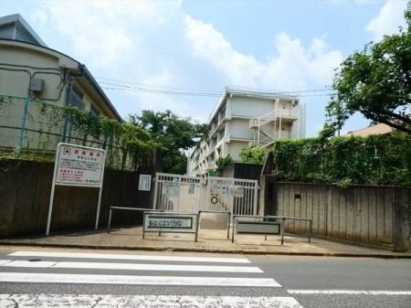 周辺環境 東村山市立東萩山小学校 徒歩8分。【通学　区域】恩多町二丁目1から4、21から31、37から44、三丁目43から45 萩山町五丁目、栄町一丁目（一部） 580m