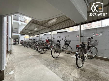 その他 雨の日でも安心の屋根付きの駐輪場