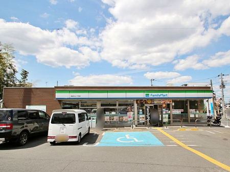 周辺環境 ファミリーマート新座片山一丁目店 徒歩4分。 310m
