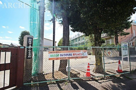 周辺環境 新座市立片山小学校 徒歩6分。地域の皆様に支えられて、来年度には、創立１５０周年の節目を迎えます。 430m