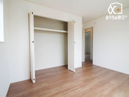寝室 バルコニーに面した明るい主寝室。明るい陽射しが差しこむ主寝室で気持ち良く目覚める毎日を味わってみてはいかがでしょうか。