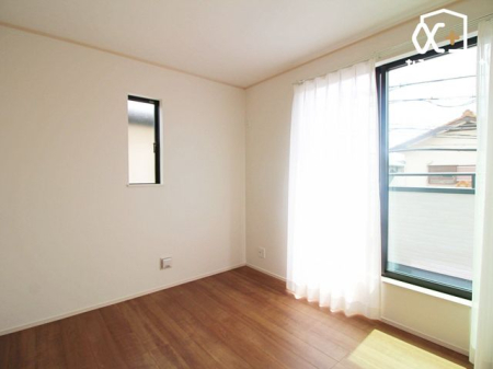 子供部屋 子供部屋にオススメな5.25帖洋室の様子。大容量のクローゼットが付いているため、お子様の勉強道具・衣類・寝具等も便利に収納可能です。