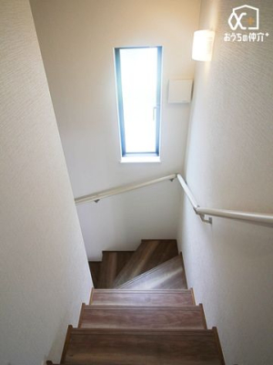 その他 窓があり明るく、手すり付きで安心な階段です。小さなお子様も安心して昇降が可能です。