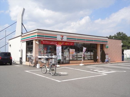周辺環境 セブン-イレブン 新座栄１丁目店 徒歩14分。営業時間：24時間 駐車場：有 1070m