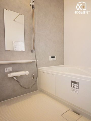 浴室 いつでも暖かいお風呂に入れるのが嬉しい追焚き機能付き。お仕事や習い事でご帰宅の遅くなったお父さんやお子さんもいつでも暖かい湯船に入浴できるのは嬉しいですね。