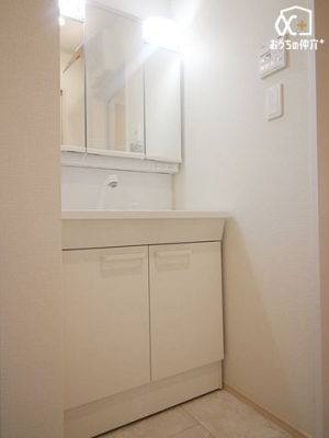 洗面台・洗面所 清潔感のある洗面所は、シンプルでありながら機能的なデザインが特徴。広めのスペースと収納も充実しており、毎日の身支度やお手入れがスムーズに行えます。