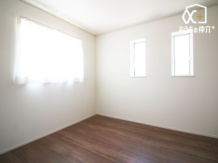 周辺環境 サンドラッグ新座石神店 徒歩5分。営業時間：午前9時30分～午後9時30分 駐車場：有 360m