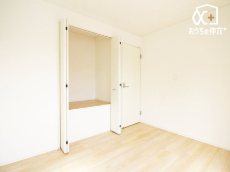 子供部屋 バルコニーに面しているため、換気もしやすい子供部屋。収納スペースもしっかりとございます。