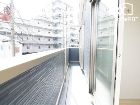 バルコニー 陽当たりの良いバルコニーです。2部屋から出入りできます。