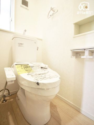 トイレ シンプルな内装のスッキリとした1階トイレです。