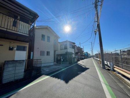 現地外観写真 子育てファミリーはもちろん、ゆったりと暮らしたい方にもおすすめしたい、落ち着いた住環境になっております。