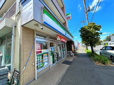 周辺環境 ファミリーマート　東所沢駅南店 徒歩4分。24時間営業なので、急なお買い物にも便利です。飲食物や軽い日用品を販売しております。駐車場；無 250m