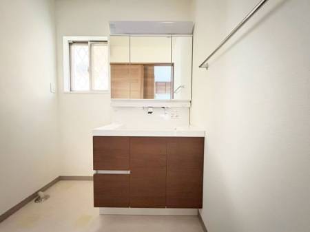 洗面台・洗面所 ～Wash room～大きな洗面　家族みんなが毎日使う洗面室。忙しい朝には使いやすい洗面で、ステキな一日のスタートをきりましょう。
