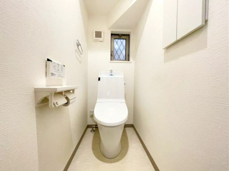 トイレ シンプルな内装のスッキリとしたトイレです。お手入れやお掃除が、簡単にできるシンプルなデザインのトイレです。
