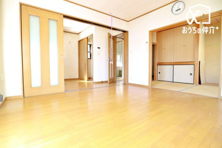 リビング ●窓から優しい光が射し込む明るい空間。