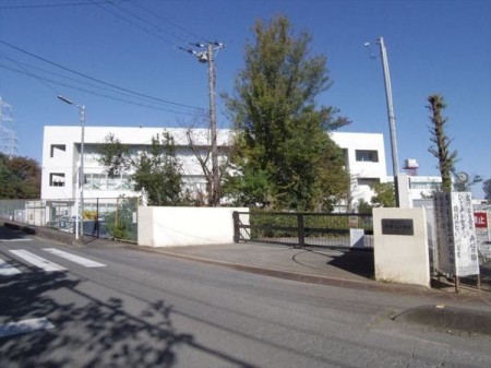 周辺環境 狭山市立新狭山小学校 徒歩12分。【新狭山小学校】車椅子対応の入り口 930m