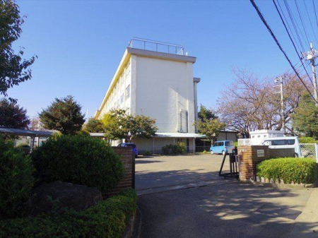 周辺環境 狭山市立堀兼中学校 徒歩20分。【堀兼中学校】堀兼小学校も隣にあるので進学後の通学も安心。自然豊かな学校です 1590m