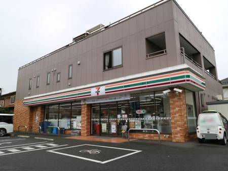 周辺環境 徒歩5分。【セブンイレブン　狭山東三ツ木店】営業時間 24時間営業　車椅子対応の駐車場・入り口あり 360m