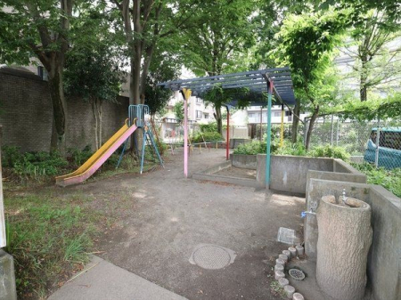 周辺環境 萩山町２丁目第１仲よし広場 徒歩10分。ベンチ・スツール・パーゴラ・遊具（ブランコ※使用中止・すべり台・砂場）・水飲場・防火貯水槽 730m
