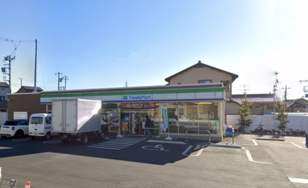 周辺環境 ファミリーマート新座畑中二丁目店 徒歩7分。 520m