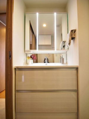 洗面台・洗面所 ～Wash room～大きな洗面　家族みんなが毎日使う洗面室。忙しい朝には使いやすい洗面で、ステキな一日のスタートをきりましょう。
