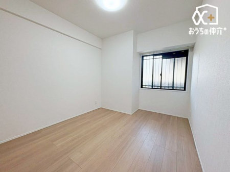 寝室 寝室にオススメな5.6帖洋室の様子です。クローゼットも付いており、寝具・衣類等も豊富に収納可能な寝室です。