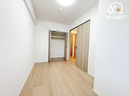 子供部屋 子供部屋にオススメな4.8帖洋室の様子。大容量のクローゼットが付いているため、お子様の勉強道具・衣類・寝具等も便利に収納可能です。
