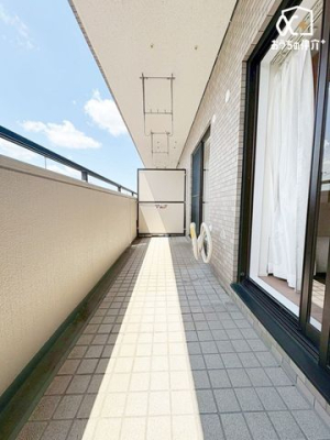 バルコニー 陽当たりの良いバルコニーの様子です。