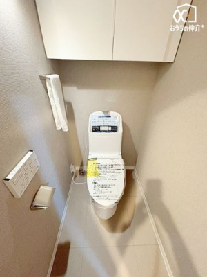 トイレ 毎日使う場所だからこそ、お手入れやお掃除が簡単なシンプルなデザインを採用しました。壁面に棚がございますのですっきり収納させることができます。
