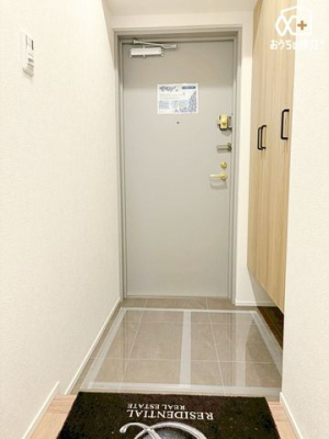 玄関 備え付けのシューズボックスがあり、靴や小物をしっかり収納でき、玄関がスッキリ整い、毎日の身支度が快適になります。