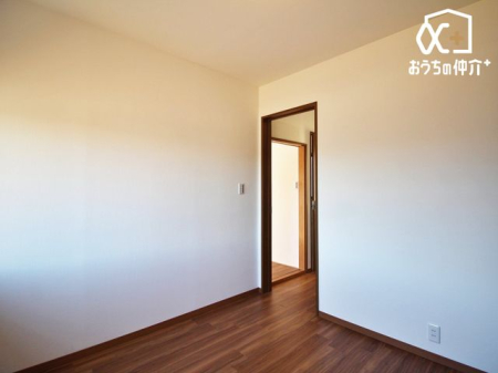 子供部屋 子供部屋にオススメな4.2帖洋室の様子。クローゼットが付いているため、お子様の勉強道具・衣類・寝具等も便利に収納可能です。