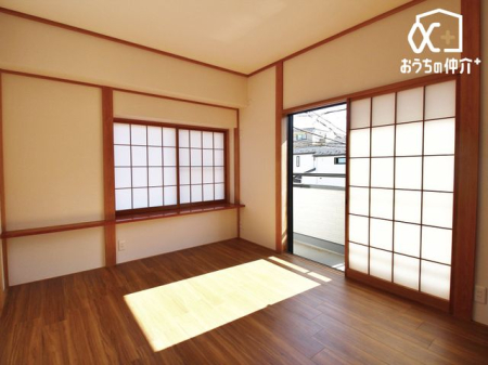 寝室 寝室にオススメな6帖洋室の様子です。クローゼットも付いており、寝具・衣類等も豊富に収納可能な寝室です。