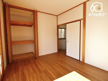 寝室 バルコニーに面した明るいお部屋で開放感もあります。