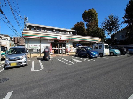 周辺環境 セブンイレブン西東京芝久保5丁目店 徒歩9分。24時間営業なので急なお買い物にも便利です。鎌倉街道沿いに位置し、お弁当、ホットスナックやカフェなどの飲み物も販売しています。駐車場有 660m