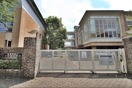 周辺環境 西東京市立けやき小学校 徒歩11分。平成13年開校。児童数673人、けやき教室87人(令和5年7月時点) 新青梅街道沿いに位置しています。 810m
