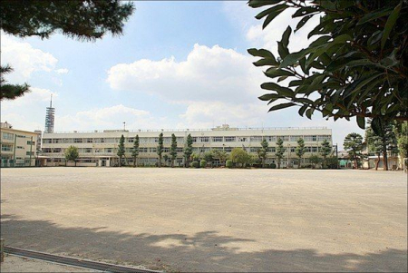 周辺環境 西東京市立田無第三中学校 徒歩15分。昭和37年開校。生徒数390人(令和4年時点) 自治意識を重んじ、自主精神に満ちた人間の育成を目指した目標を掲げている 1140m