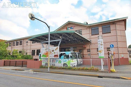 周辺環境 いづみ幼稚園 徒歩9分。開所時間：7:30-18:30 体育に力を入れており、レスリング大会などがあります。 通園バスあり 670m