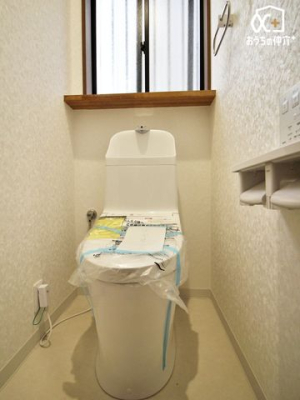 トイレ 小窓のある温水洗浄便座付トイレ