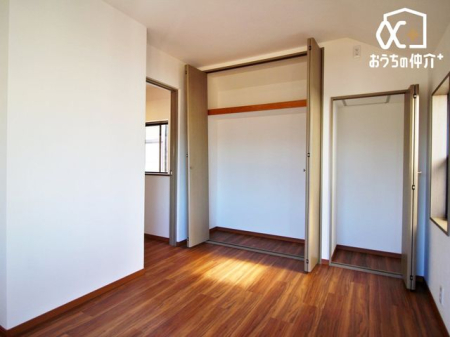 その他内観 広々としたクローゼット付きの洋室で、季節の洋服や小物もスッキリ収納。ゆとりある空間で、快適にお過ごしいただけます。