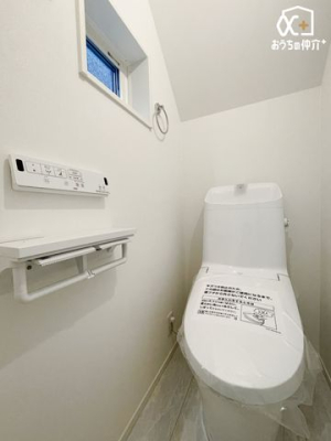 トイレ 小窓付きの温水洗浄便座トイレ