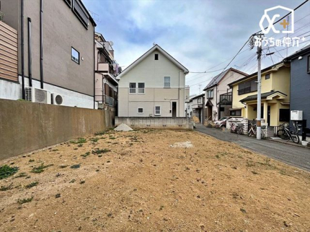 現地土地写真 南向き道路に面し日当たり良好。