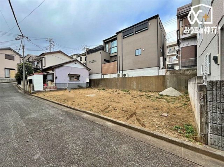 現地土地写真 閑静な住宅地で子育て家族にピッタリ。毎日のお散歩も快適な緑に恵まれたエリアで、自然に包まれた穏やかな暮らしを実現するための、ゆとりある住環境が整っています。