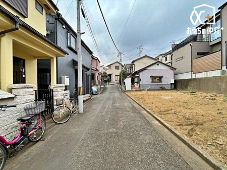 現地土地写真 車通りの少ない落ち着いた環境。お車の出し入れも落ち着いてできる、ゆったりとした環境です。現地にて是非環境をお確かめください。