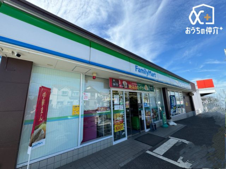 周辺環境 ファミリーマート所沢小手指南店 徒歩2分。24時間営業なので、急なお買い物にも便利です。飲食物や軽い日用品を販売しております。駐車場；有 130m