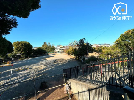 周辺環境 小谷公園 徒歩5分。運動場と隣接の大きな公園 370m