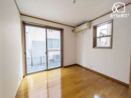 寝室 【2面採光の明るい洋室】二面採光で明るさもあります。広々とした居室で家具の配置も自由自在。子供部屋や趣味、仕事のスペースにも最適です。