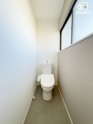 トイレ 2階のトイレです明るい日差しが差し込みます