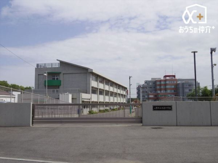周辺環境 徒歩20分。【入間市立武蔵中学校】バリアフリー　車椅子対応駐車場・入り口あり　 1540m